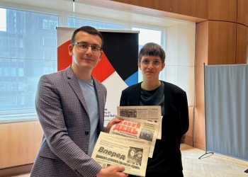 NUJU President Sergiy Tomilenko presents Anna Lührmann with newspapers from the front-line territories. Their printing was resumed with NUJU's assistance