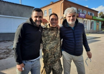 Bohdan Bitik (left), Corrado Zunino (right), and a Japanese journalist who stayed in Ukraine to fight in the Armed Forces