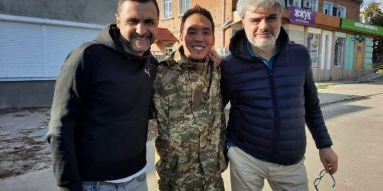 Bohdan Bitik (left), Corrado Zunino (right), and a Japanese journalist who stayed in Ukraine to fight in the Armed Forces