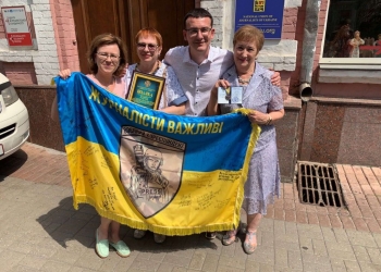 Among those honored is Nataliya Kuzmenko, head of NUJU's Zaporizhzhia regional organization /Zaporizhzhia JSC coordinator (second from the left)