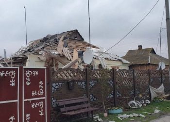 Mail carriers in border-line Zolochiv are used to working under constant fire. Photo: Viktor Kovalenko