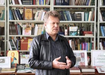 Ivan Melnyk at the opening of the book exhibition "From the Collection of Gifts 2021–2022" in the Odesa National Scientific Library. / Photo by Yaroslava Riznykova.