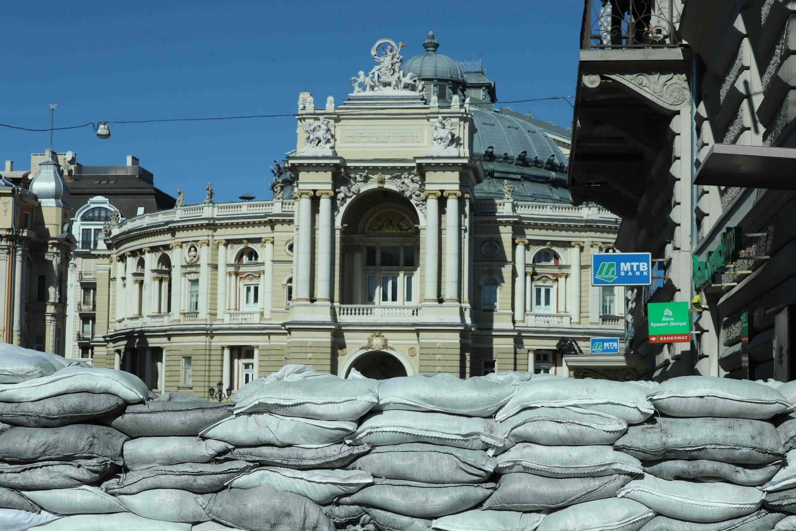 odesa mishky pered opernym teatrom