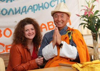 2014. Yuliya with the famous Buddhist peacemaker monk Junsei Terasawa, who came to visit the ancient monument "Stone Tomb" near Melitopol. / Archive of Yuliya Olkhovska.