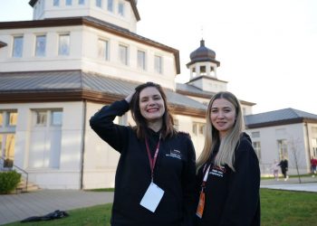 Tetiana Pysareva at the training "The work of NGOs during the war. How to overcome challenges" with the head of TV-7 Anna Ovcharenko (right). / Archive of Tetiana Pysareva