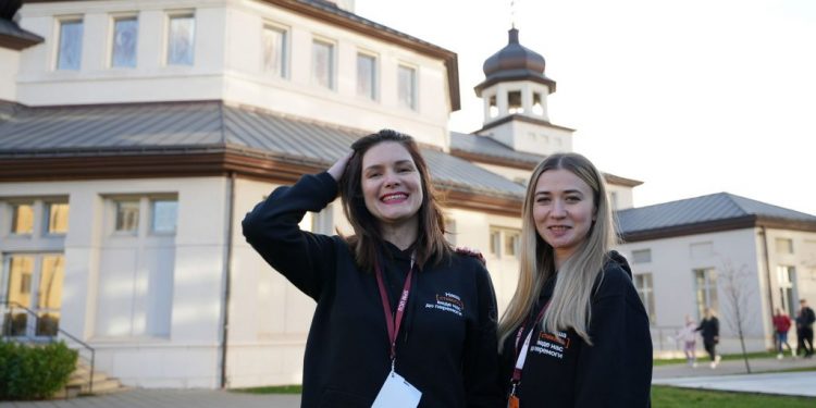 Tetiana Pysareva at the training "The work of NGOs during the war. How to overcome challenges" with the head of TV-7 Anna Ovcharenko (right). / Archive of Tetiana Pysareva