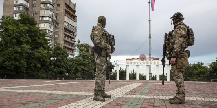 Russian soldiers in occupied Melitopol, Ukraine. Photo: EPA-EFE/Serhii Ilnytskyi