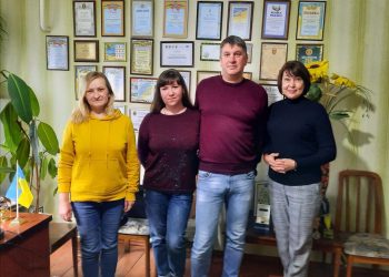 The editors of «Peremoha» are always happy to have guests. Larysa Yakubenko, a journalist from Sumy, a representative of the National Council on Television and Radio Broadcasting in Sumy Oblast, recently visited here. There was a lot to talk about, for example - About the new media law».