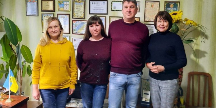 The editors of «Peremoha» are always happy to have guests. Larysa Yakubenko, a journalist from Sumy, a representative of the National Council on Television and Radio Broadcasting in Sumy Oblast, recently visited here. There was a lot to talk about, for example - About the new media law».