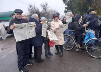 Residents of liberated Snigurivka received the first issue of the local newspaper after liberation from occupation.