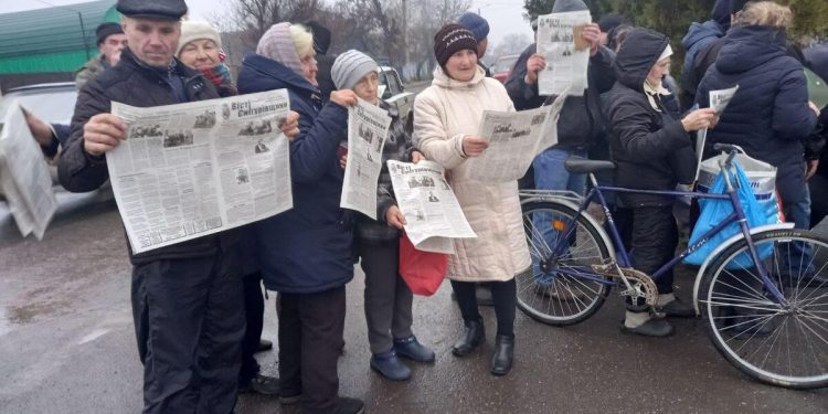 Residents of liberated Snigurivka received the first issue of the local newspaper after liberation from occupation.