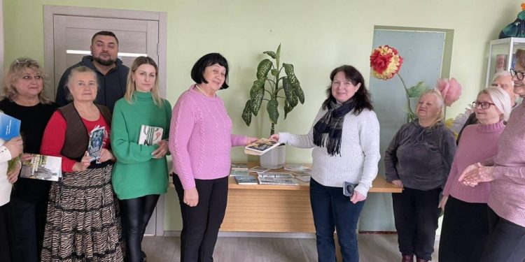 Cherkasy organization of the NUJU replenishes the social library for veterans and forced migrants.