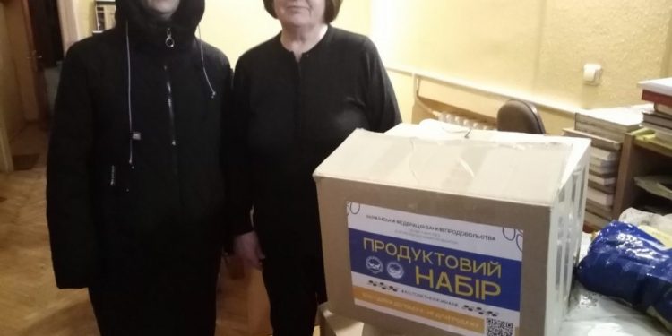 NUJU and Ukrainian Food Banks Federation have provided 20 food kits for journalists of Kyiv Journalist Community