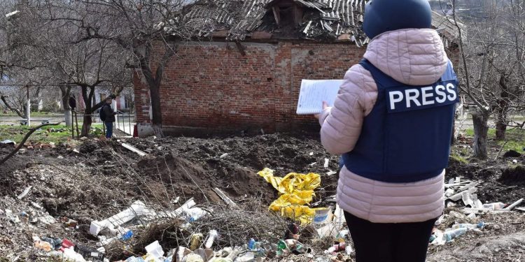 Journalist of the Visnyk Kupyanshchyny newspaper in her hometown. Photo from Olga Poltavets