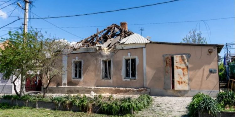 Nikopol journalist Viktor Artemenko's house was hit by a russian shell for the second time after it had undergone restoration with the assistance of the NUJU and Italian media after the first shelling