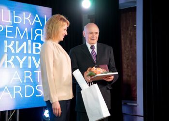 Handing Moskalenko Award over to Volodymyr Pronenko