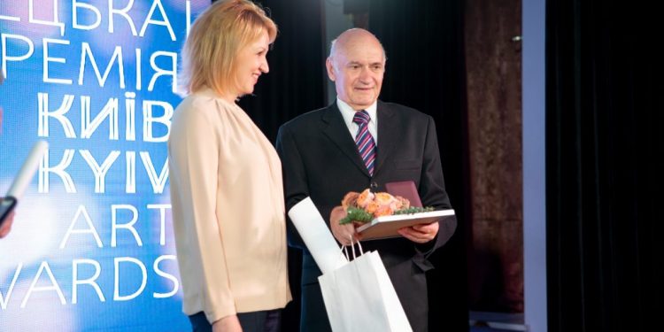 Handing Moskalenko Award over to Volodymyr Pronenko