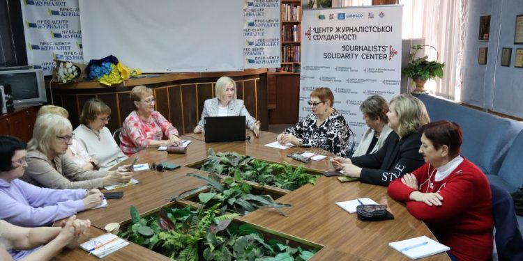 The training for journalists was conducted by Olena Usmanova, candidate of philological sciences and associate professor of the Department of Journalism of the Zaporizhzhia National University