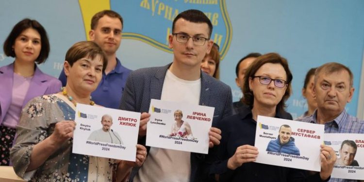 "Return as soon as possible! Together to Victory!" "Journalism is not a crime!" "We remember, we support, we wait!" read journalists' messages for their captured colleagues