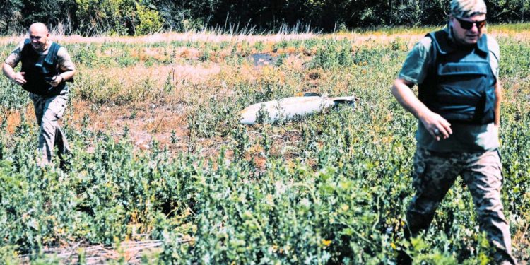 An unexploded russian bomb lies in a field near the Ukrainian artillery command post near the settlement of Orikhiv. "Almost none of those I started with here is left alive," says Captain Mykhailo "Saigon," who heads the company of the 65th Brigade here. Photo: Friedrich Bungert