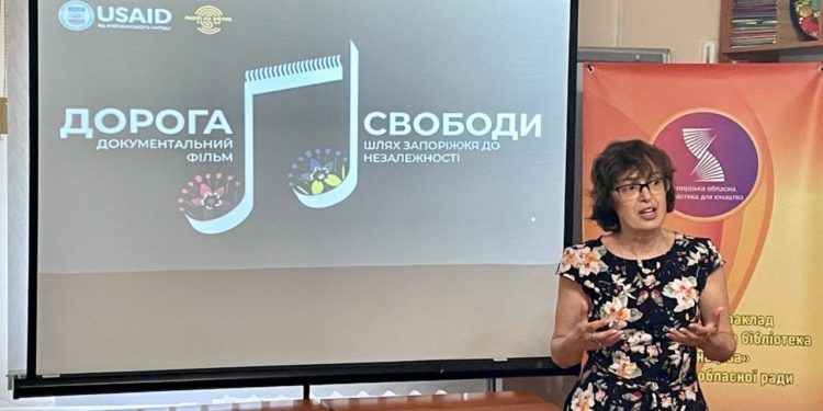 Journalist Olha Vakalo at the presentation of the film at the Zaporizhzhia Regional Library for Youth.