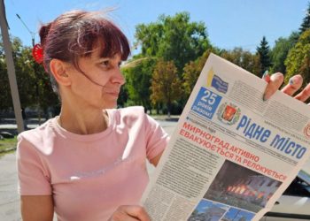 A resident of Myrnograd received a new issue of " Ridne Misto ". Photo by Maxim Zabielya