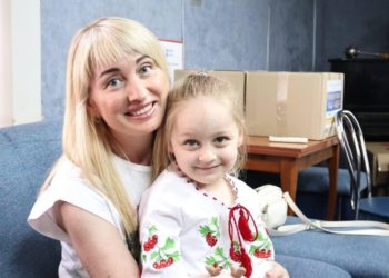 Journalist Tetiana Velyka with her daughter Stefaniya, a participant in the children's drawing competition "I am from the family of a journalist." This creative event by NUJU is aimed at supporting the mental health of the families of Ukrainian media workers.