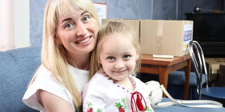 Journalist Tetiana Velyka with her daughter Stefaniya, a participant in the children's drawing competition "I am from the family of a journalist." This creative event by NUJU is aimed at supporting the mental health of the families of Ukrainian media workers.