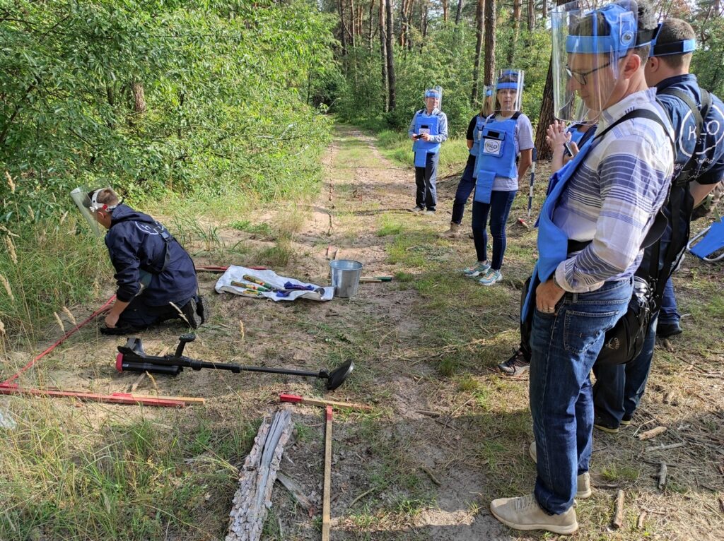 richard pendlberi pid chas reportazhu pro robotu halo trust gumanitarne rozminuvannya s. gogolivka serpen 2022 r.