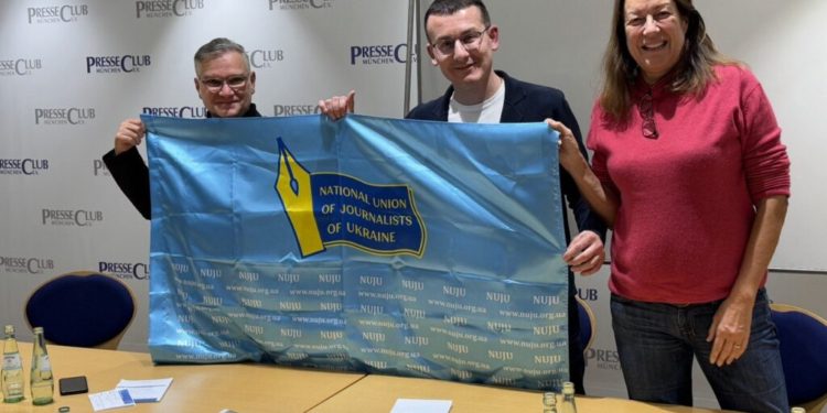 Sergiy Tomilenko (in the center), the President of the Bavarian Journalists' Association (BJV), Herald Stocker, and Andrea Roth, a member of the Advisory Board of the Academy of Political Education, during a meeting at the press club of the Ludwig Maximilian University of Munich. Photo by NUJU