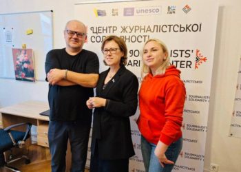 NUJU First Secretary Lina Kushch (in the center) with ex-editor of Gazeta Wyborcza Jerzy Wójcik and deputy editor-in-chief of Sestry Nataliya Riaba. Photo by NUJU