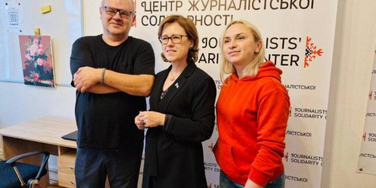 NUJU First Secretary Lina Kushch (in the center) with ex-editor of Gazeta Wyborcza Jerzy Wójcik and deputy editor-in-chief of Sestry Nataliya Riaba. Photo by NUJU