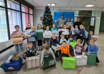 Michael Watzke with children from Kyiv School 320. Photo by Michael Watzke