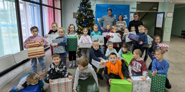 Michael Watzke with children from Kyiv School 320. Photo by Michael Watzke