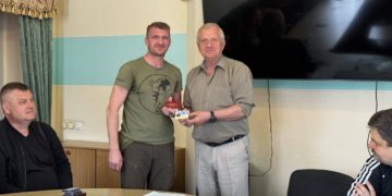 Presentation of the NUJU member certificate by the head of the NUJU's Rivne regional organization, Dmytro Tarasiuk, to Colonel Oleh Dombrovskyi