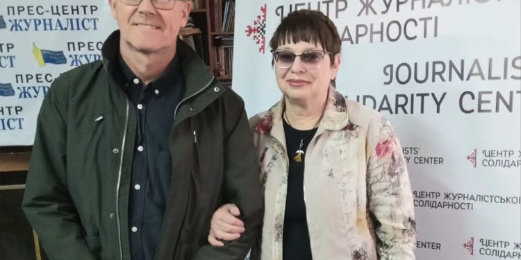 Norwegian journalist Ole Dag Kvamme with the head of the board of the Zaporizhzhia regional organization of the National Union of Journalists of Ukraine (NUJU), Nataliya Kuzmenko, in the press center of the Journalists' Solidarity Center (JSC). Photo by Oleksii Stoyanovskyi