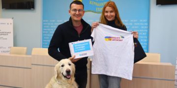 Sergiy Tomilenko presented Olha Chervakova with an NUJU T-shirt reading Journalists Are Important, a full set of the Union’s human rights booklets, and a selection of frontline newspapers. Olha came with her dog Noris. Photo by NUJU