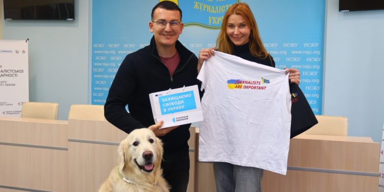 Sergiy Tomilenko presented Olha Chervakova with an NUJU T-shirt reading Journalists Are Important, a full set of the Union’s human rights booklets, and a selection of frontline newspapers. Olha came with her dog Noris. Photo by NUJU