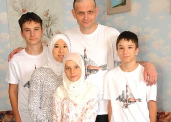 Solidarity through bars: the experience of imprisoned Ukrainian journalists and their families 3 Kremlin prisoner Remzi Bekirov with his family during a visit. Photo by Facebook / Khalide Bekirov