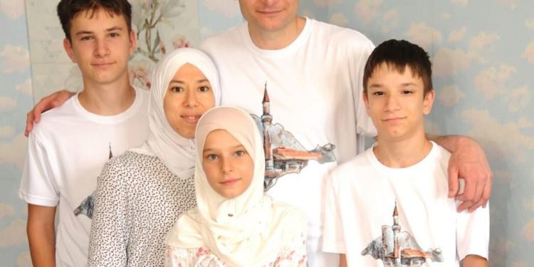 Kremlin prisoner Remzi Bekirov with his family during a visit. Photo by Facebook / Khalide Bekirov