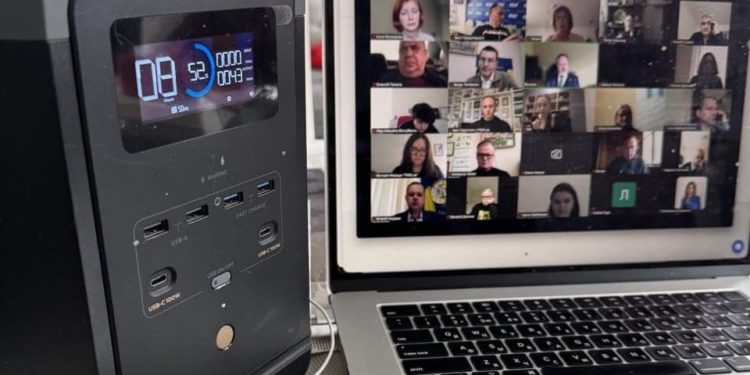 Stories are also a tool for critical thinking: a webinar on storytelling 1 The newsroom of Visti Prydniproviya works with the help of EcoFlow