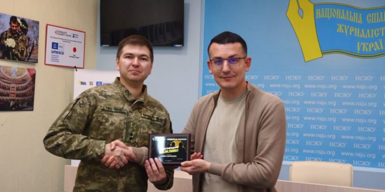 300 journalist groups on the frontline: press officer Ruben Sarukhanian receives NUJU’s award 1 NUJU President Sergiy Tomilenko presents Ruben Sarukhanian with NUJU’s award Press Officers Are Important