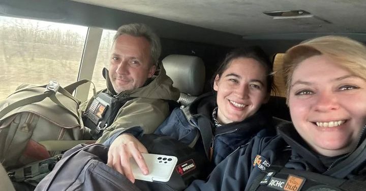 Somewhere along the roads leading to the East. Andrii Andriyenko with journalists Yevheniya Nazarova and Hanna Lohvinenko
