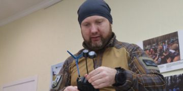 War correspondents given 5 drone detectors - NUJU and Ukrainian manufacturer’s initiative 2 Military Correspondent Volodymyr Pavlov inspects the received detector
