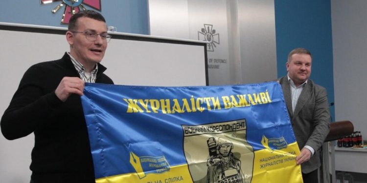 Sergiy Tomilenko with the head of the Main Department of Communications of the Armed Forces of Ukraine, Colonel Bohdan Senyk. Photo from Facebook / Sergiy Tomilenko