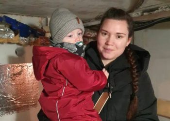 Chernihiv. Oleksandra Martynenko, with her son, goes to a shelter set up by neighbors Roman Yarylovets and his brother Viyacheslav during an air raid alert. Photo by Vist (Chernihiv)
