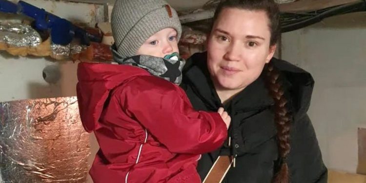 Chernihiv. Oleksandra Martynenko, with her son, goes to a shelter set up by neighbors Roman Yarylovets and his brother Viyacheslav during an air raid alert. Photo by Vist (Chernihiv)