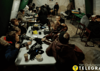 Inside the ‘point of invincibility,’ a place where people can warm up and charge their devices. Photo: Yan Dobronosov/Telegraf