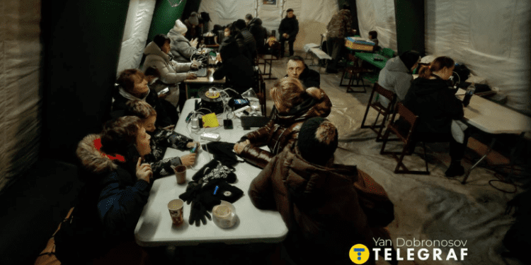 Inside the ‘point of invincibility,’ a place where people can warm up and charge their devices. Photo: Yan Dobronosov/Telegraf