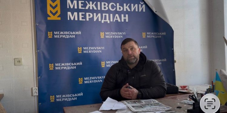 During a trip to the frontline Mezhova (the newsroom has been relocated to Dnipro), Yevhen Khrypun did not deny himself the pleasure of sitting down at his desk for a short while. Photo from the newsroom archive
